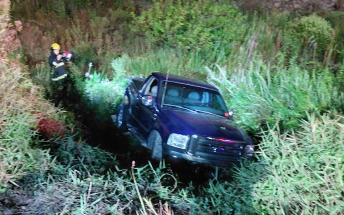 Caminhonete foi jogada para barranco (Foto: Divulgação CBVI)