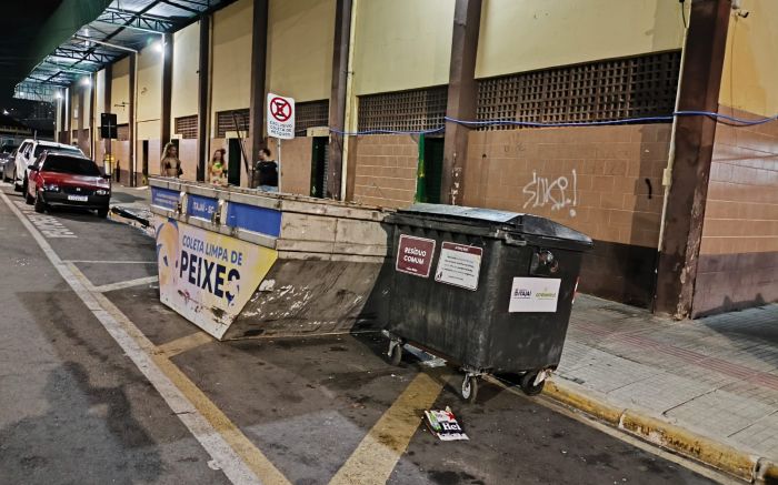 Fedor é de peixe podre no Mercado Velho (Foto: Leitor)