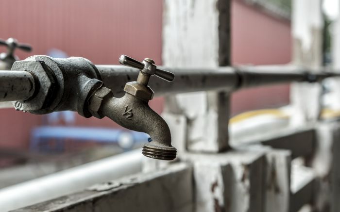 Registros foram fechados no bairro São Vicente para manutenção emergencial, e abastecimento deve ser normalizado até as 16h (Foto: Envato)