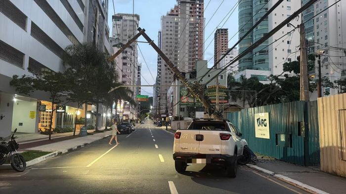 Poste ficou com risco de queda e via precisou ser bloqueada (Foto: Divulgação/GMBC)