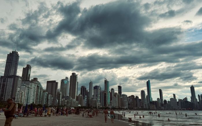 A orientação é acompanhar os avisos oficiais e evitar áreas com risco de alagamentos. (Foto: Gabi Rudolf)