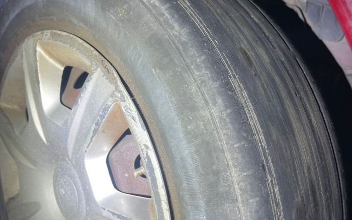 Renault Sandero foi apreendido após ser flagrado com faróis apagados e pneus detonados (Foto: Divulgação/Autarquia de Trânsito)