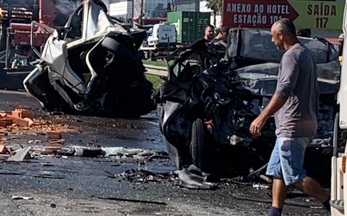Explosão após acidente no km 115 da BR 101 mobilizou equipes de resgate em Itajaí (Foto: Reprodução/Franciele Marcon)