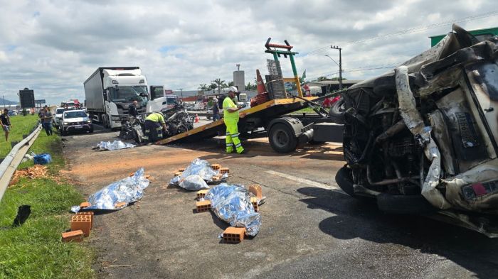 Cronos ficou esmagado no meio dos veículos e três ocupantes morreram (Foto: Camila Diel)