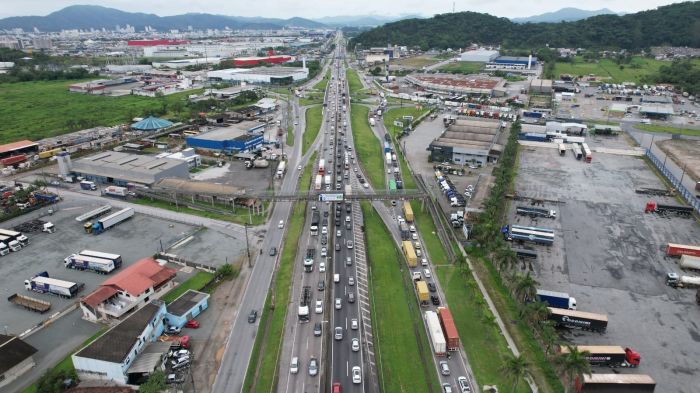 Legenda: Fluxo de 1,6 milhão de veículos na BR 101 em Santa Catarina contribuiu para aumento no número de acidentes durante o carnaval (Foto: Arquivo)