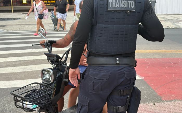 Circular com ciclomotor sem registro, placa ou habilitação é infração gravíssima, com multa de R$ 293,47, sete pontos na CNH e remoção do veículo ao pátio (Foto: Divulgação)