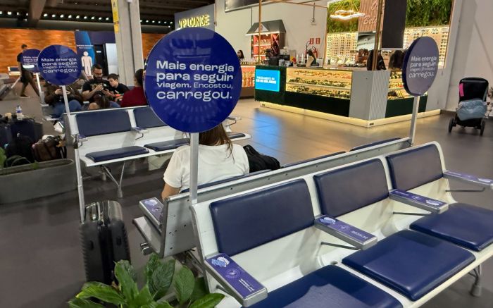 Passageiros já podem recarregar o celular apenas encostando o aparelho no braço do assento (Foto: Divulgação)