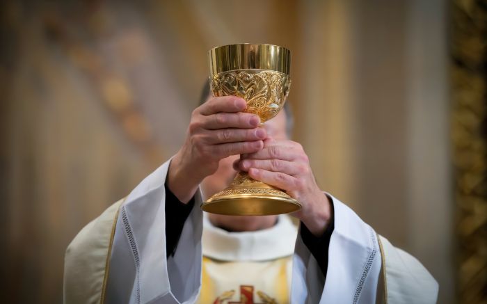 Quaresma, para a Igreja Católica, é tempo de oração, jejum e caridade; orientação é de sobriedade e conversão (Foto: Envato)