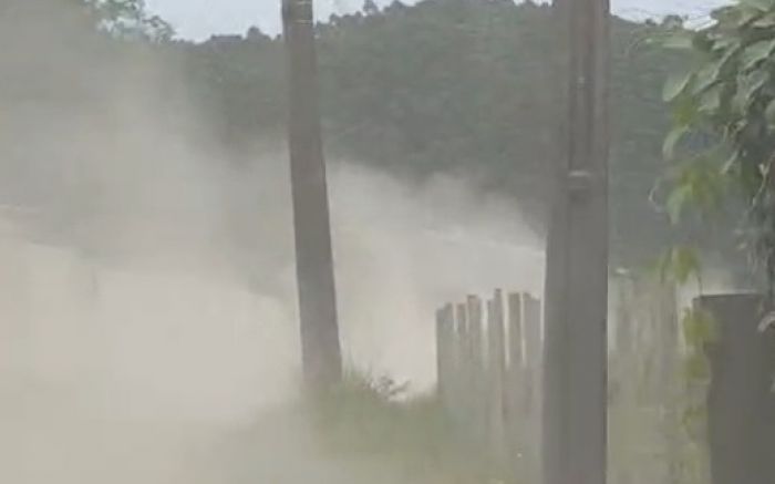 Moradores reclamam de poeira constante na rua vereador Arno Reinaldo da Silva (Foto: Reprodução)