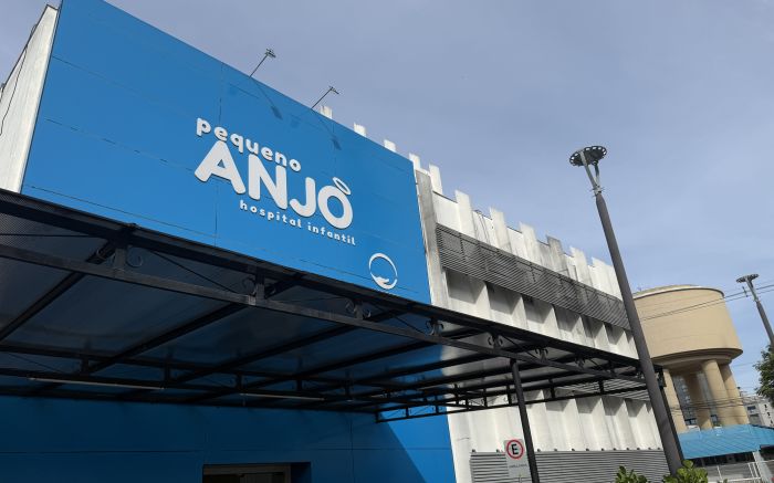 Carro que o menino estava ficou preso no engavetamento em Itajaí (Foto: Arquivo)