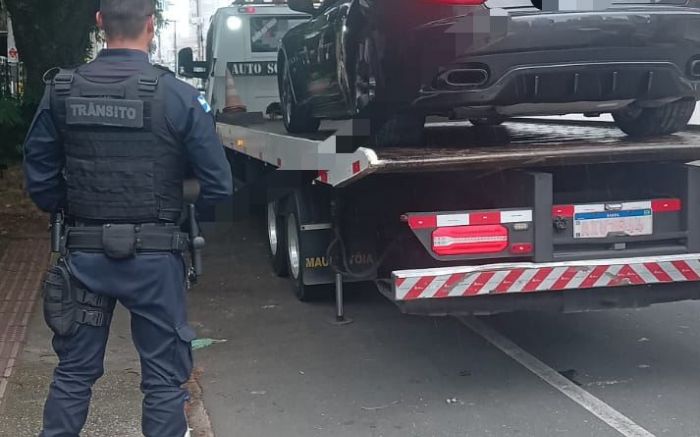 Carro estava parado na rua 2300 (Foto: Divulgação/GMBC)