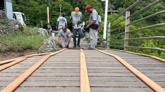 Madeira doada é usada na revitalização do deque do Bico do Papagaio (Foto: Divulgação/PMI)