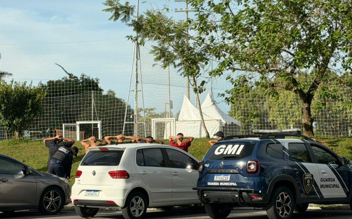 Abordagem envolveu quatro adolescentes e um homem maior de idade (Fotos: Da redação e Gabi Rudolf)