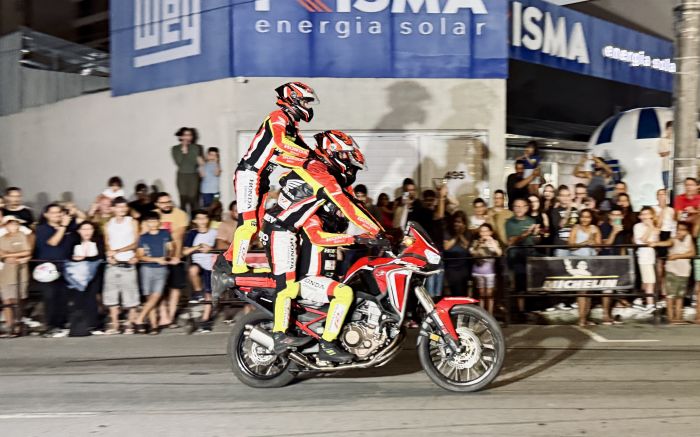 Público lotou a rua Tijucas para acompanhar as manobras radicais da equipe Força & Ação em frente à Toni Center (Foto: Gabi Rudolf)