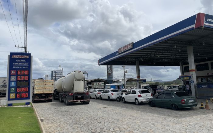 Motoristas dizem que pesquisam preço para aliviar o bolso (Foto: Camila Diel)