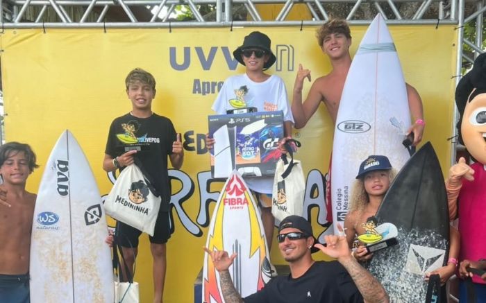 Kalebe (de chapéu) recebeu o troféu das mãos de Medina em Guarapari (ES) (Foto: Divulgação)