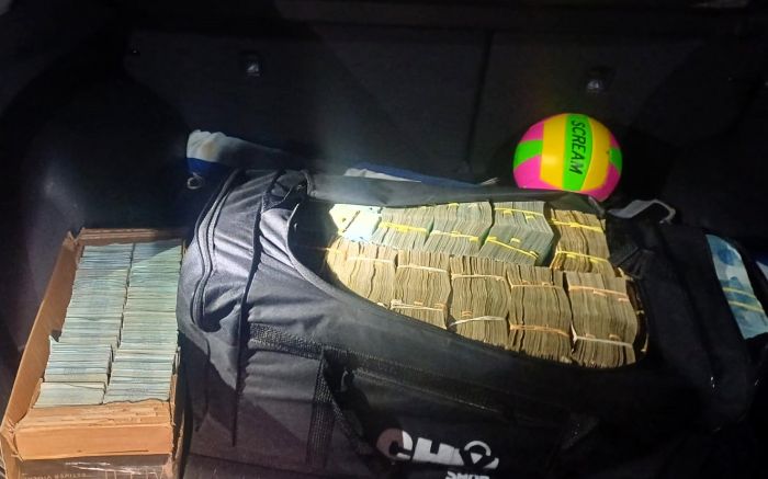 Mais de R$ 2 milhões em dinheiro foram apreendidos escondidos dentro de um carro (Foto: Divulgação/PRF)