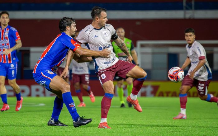 Rubro-anil ainda depende de si para se manter na elite (Foto: Vica Bueno)