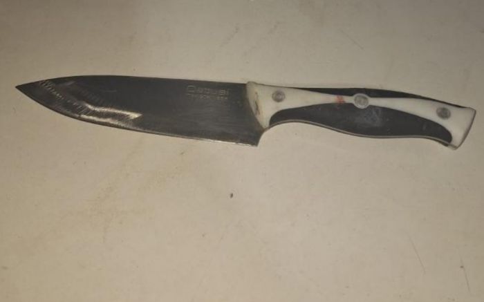 O homem foi preso após a Polícia Militar encontrar a faca na cozinha da casa (Foto: Divulgação BPM)