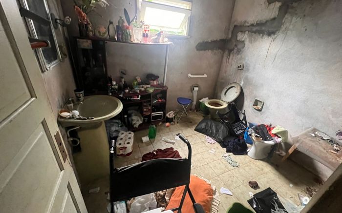 Idosa vive em situação insalubre (Foto: Leitor)