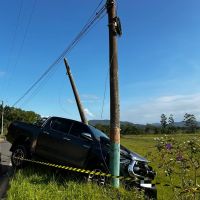 Colisão entre carros derruba poste e rompe cabo de alta tensão em Ilhota