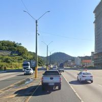 Passageiro em surto desce de ônibus e morre atropelado