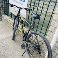 Jovem cai de bike na estrada da Rainha e é levado entubado ao hospital