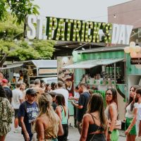 Festa irlandesa toma conta de praça em Itajaí