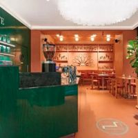 Lacoste inaugura café fixo no coração de Paris
