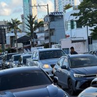 Terçou com BR 101 carregada e ruas travadas em Itajaí
