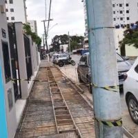 Moradores reclamam de obra que obriga pedestres a caminhar pela rua no bairro Vila Operária