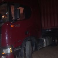 Motociclista e passageiro ficam feridos em acidente com caminhão