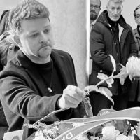 Marido canta “o amor é maior que tudo” na despedida de Mari Toledo na Itália