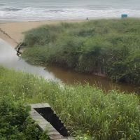 Exame revela contaminação por esgoto 30 vezes acima do limite no mar de Piçarras