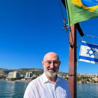 Pároco de Itajaí e fiéis esperam passagens de retorno ao Brasil