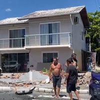 Motorista perde controle de BMW e destrói muro de casa