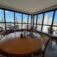 Cremeliê: onde o café encontra o mar no 26º andar de BC