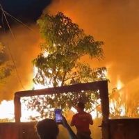 Casa de madeira é destruída por incêndio