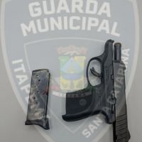 Morador atira após flagrar homem invadindo apê