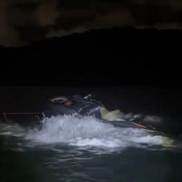 Jet ski afunda no Araçá e piloto é resgatado