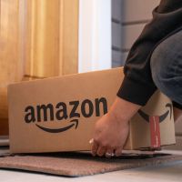 Amazon estreia no Brasil serviço que promete mercado na porta em 15 minutos
