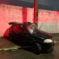 Carro bate em poste na Barra do Rio e deixa criança e adulto feridos