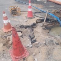 Obra rompe rede e corta água no bairro dos Municípios