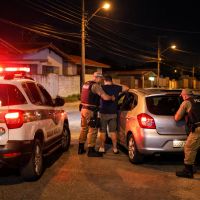 Suspeito de sequestro e roubo morre em confronto com a PM