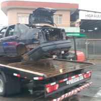 "Cemitério de carros" começa a ser desmanchado na Barra do Rio