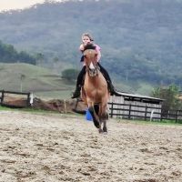 Menina de 10 anos vira sensação nas redes ao mostrar rotina no campo em Navegantes