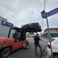 "Cemitério de carros" começa a ser desmanchado na Barra do Rio