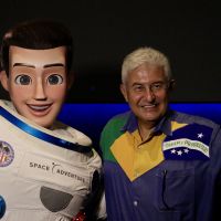 Crianças constroem e lançam foguetes em Balneário Camboriú