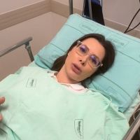 Carol de Toni é atacada por cão e quebra o joelho