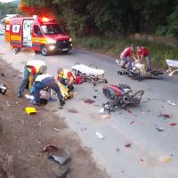 Dois feridos graves e motos despedaçadas após colisões em Penha e Barra Velha